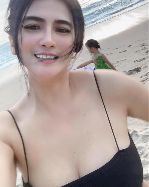 Diana Dee Dengan Topless Di Pantai